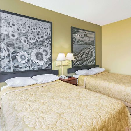 Super 8 By Wyndham Osage Otel Dış mekan fotoğraf