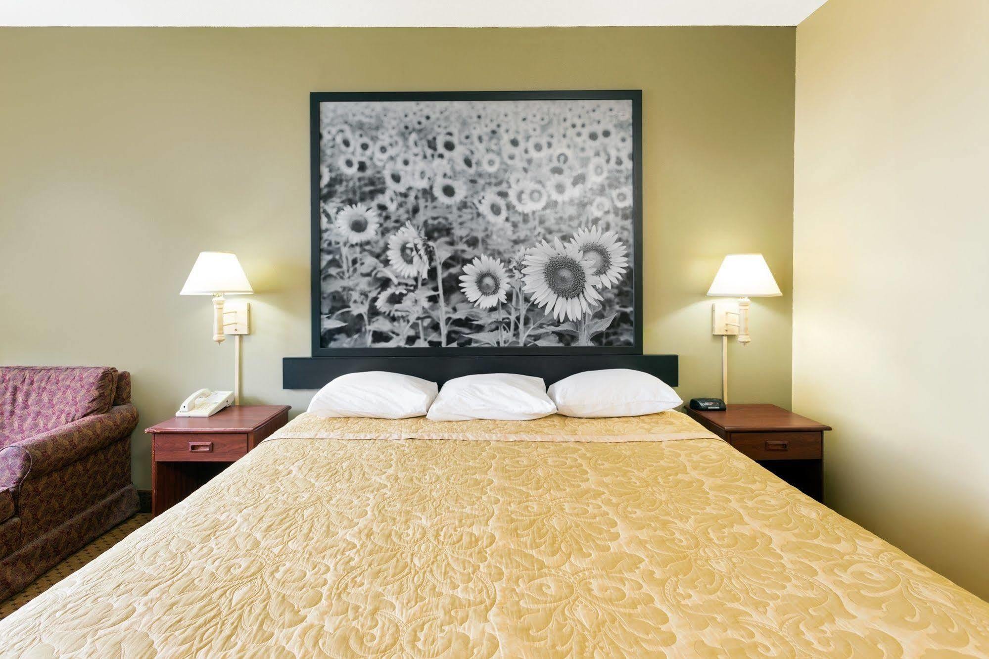 Super 8 By Wyndham Osage Otel Dış mekan fotoğraf