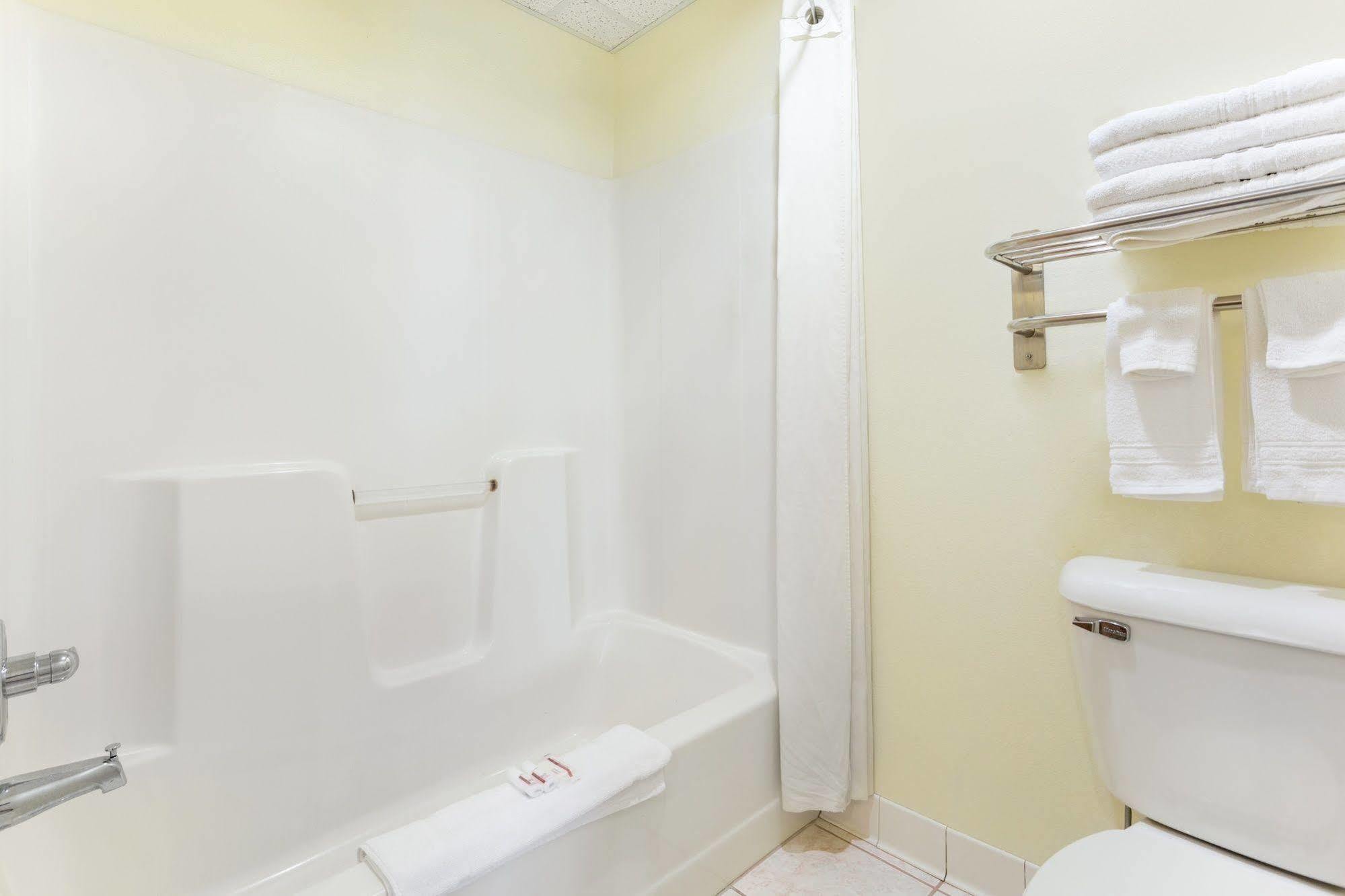 Super 8 By Wyndham Osage Otel Dış mekan fotoğraf